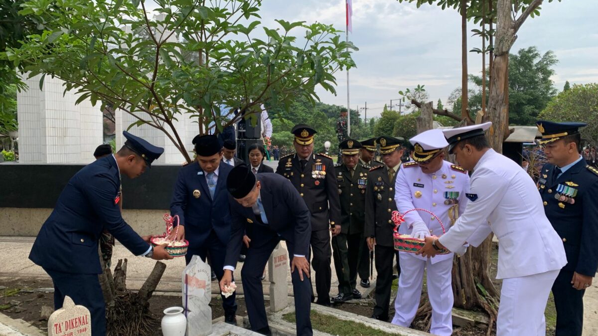 Berziarah ke Taman Makam Pahlawan, Walikota Wahyu ajak Generasi Muda Lanjutkan Perjuangan Para Pahlawan