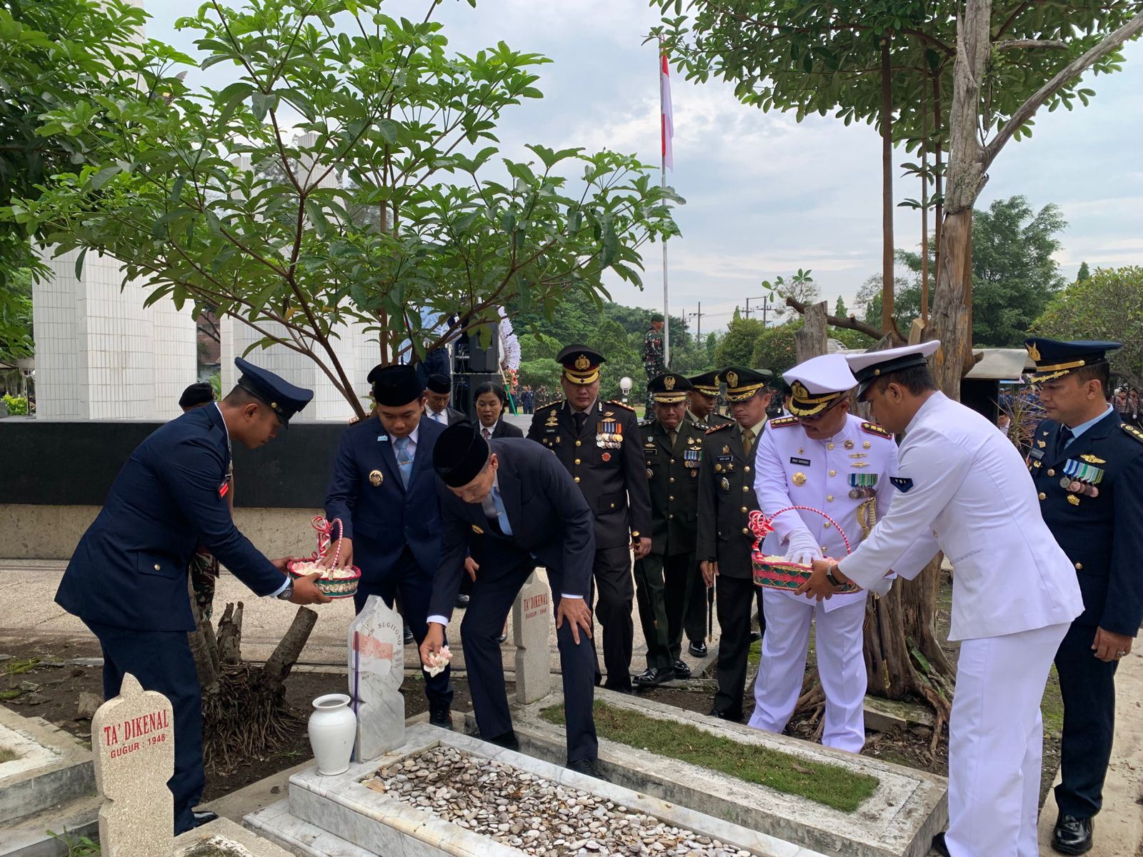 Berziarah ke Taman Makam Pahlawan, Walikota Wahyu ajak Generasi Muda Lanjutkan Perjuangan Para Pahlawan Berziarah ke Taman Makam Pahlawan, Walikota Wahyu ajak Generasi Muda Lanjutkan Perjuangan Para Pahlawan
