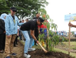 Hari Pahlawan, Walikota Tanam dan Bagikan 1.000 Tanaman Durian