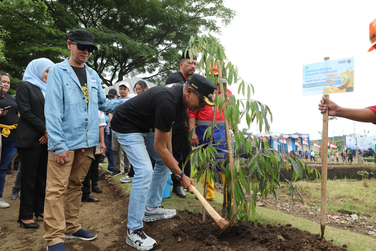 Hari Pahlawan, Walikota Tanam dan Bagikan 1.000 Tanaman Durian Hari Pahlawan, Walikota Tanam dan Bagikan 1.000 Tanaman Durian