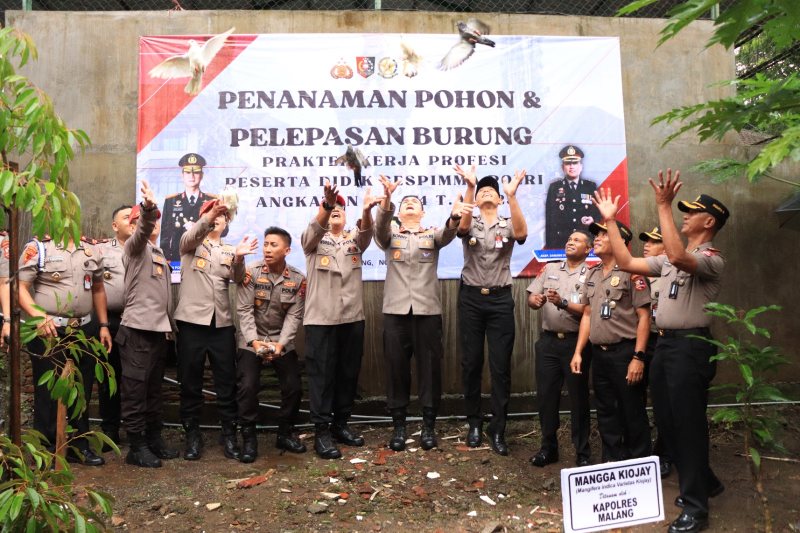 Serdik Sespimma Polri Tanam Pohon dan Lepas Ratusan Burung di Polres Malang