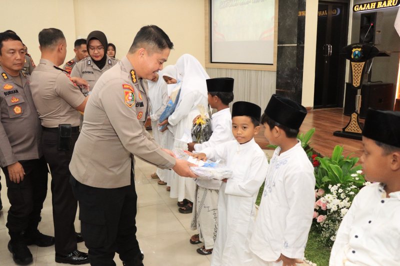 Serdik Sespimma Polri Angkatan 74 Gelar Bakti Sosial dan Santunan Anak Yatim di Polres Malang Serdik Sespimma Polri Angkatan 74 Gelar Bakti Sosial dan Santunan Anak Yatim di Polres Malang