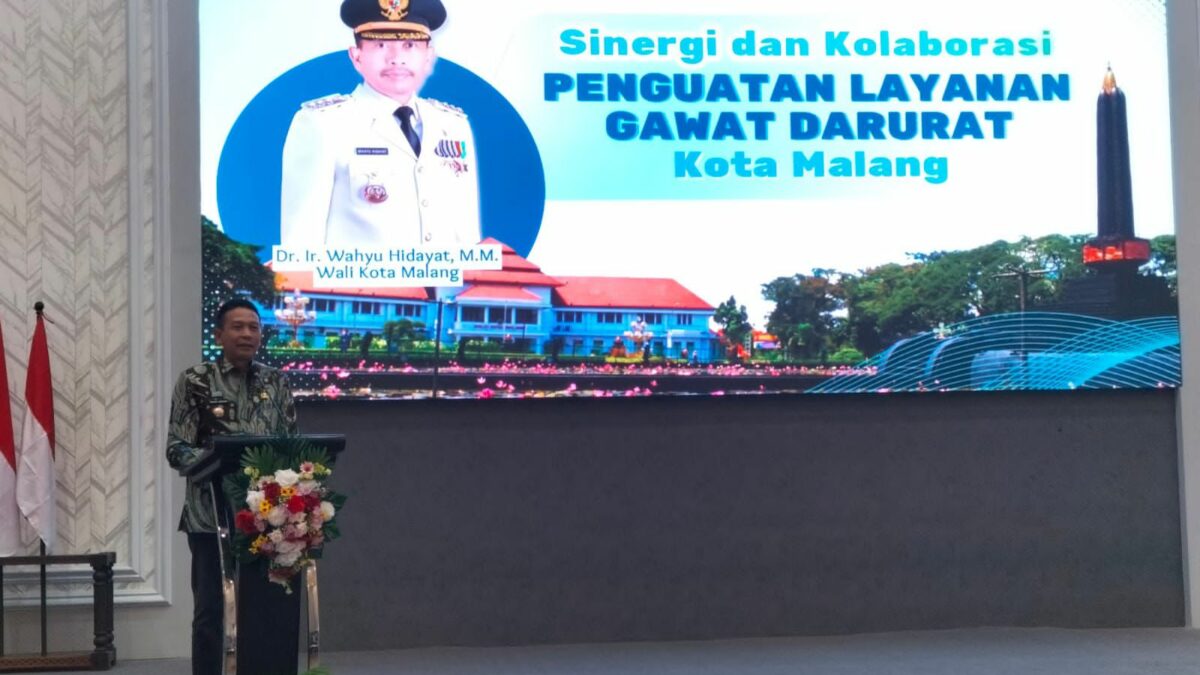 Kado HKN, Pemkot Malang Apresiasi Tim Kesehatan Porprov Jatim IX dan Tegaskan Penguatan Layanan Gawat Darurat  KOTA MALANG – Pemerintah Kota (Pemkot) Malang memberikan apresiasi kepada tim kesehatan yang telah berperan besar dalam kesuksesan Pekan Olahraga Provinsi (Porprov) Jawa Timur IX Tahun 2025. Penghargaan tersebut diserahkan dalam kegiatan bertajuk “Sinergi dan Kolaborasi Penguat Layanan Gawat Darurat” yang digelar di The Aliante Hotel, Jumat (13/11/2025), bertepatan dengan momentum Hari Kesehatan Nasional (HKN).  Kegiatan ini dihadiri oleh Wali Kota Malang Dr. Ir. Wahyu Hidayat, MM, Kepala Dinas Kesehatan Kota Malang dr. Husnul Muarif, MKes, serta Kepala Disporapar Kota Malang Baihaqi, S.STP, M.AP. Puluhan tenaga medis, perwakilan rumah sakit, puskesmas, klinik, dan fasilitas kesehatan lainnya turut hadir menerima sertifikat penghargaan atas dedikasi mereka selama pelaksanaan Porprov Jatim IX di Kota Malang.  Dalam sambutannya, Wali Kota Malang Wahyu Hidayat menyampaikan apresiasi tinggi atas kinerja seluruh tenaga kesehatan yang dinilai berperan penting dalam menjaga kelancaran dan keselamatan para atlet maupun panitia selama Porprov berlangsung.  “Saya menyampaikan terima kasih sebesar-besarnya kepada tim kesehatan Kota Malang yang telah sukses mengawal Porprov IX 2025. Selamat memperingati Hari Kesehatan Nasional. Semoga tim kesehatan Kota Malang semakin solid dan siap menyambut Porprov berikutnya di Surabaya pada 2027 mendatang,” ujar Wahyu.  Wahyu menegaskan, keberhasilan Kota Malang sebagai salah satu tuan rumah Porprov Jatim IX menjadi bukti nyata kekompakan lintas sektor, termasuk kesiapsiagaan tenaga medis di lapangan yang mampu memberikan layanan cepat, tanggap, dan profesional.  Sementara itu, Kepala Dinas Kesehatan Kota Malang dr. Husnul Muarif, MKes menuturkan bahwa kegiatan ini tak hanya menjadi ajang apresiasi, tetapi juga momentum evaluasi untuk memperkuat sistem layanan gawat darurat terpadu di Kota Malang.  “Acara ini merupakan bagian dari peringatan Hari Kesehatan Nasional sekaligus bentuk penghargaan bagi para pahlawan medis yang berkontribusi besar dalam kesuksesan Porprov IX. Ini menjadi bekal berharga bagi kami untuk memperkuat sinergi menjelang Porprov berikutnya di Surabaya,” ungkap Husnul.  Husnul menambahkan, selama Porprov Jatim IX, Dinas Kesehatan Kota Malang mengerahkan jaringan pelayanan kesehatan yang terdiri atas 28 rumah sakit, 77 klinik, 16 puskesmas, dan 1 Layanan Kesehatan Daerah (Lakesda). Seluruhnya berkolaborasi dalam sistem siaga gawat darurat yang tersebar di setiap venue pertandingan.  “Kesiapan dan kerja sama lintas fasilitas kesehatan menjadi kunci keberhasilan pelayanan darurat di lapangan. Ke depan, kolaborasi ini akan terus kami tingkatkan agar sistem kegawatdaruratan di Kota Malang semakin kuat dan responsif,” tambahnya.  Pemkot Malang menegaskan, semangat kolaborasi lintas sektor tersebut menjadi kado istimewa pada peringatan HKN ke-61, sejalan dengan tema nasional “Transformasi Kesehatan untuk Indonesia Maju.” Langkah ini juga menjadi bagian dari komitmen daerah dalam memperkuat ketahanan sistem kesehatan dan memastikan setiap kegiatan besar di Kota Malang mendapat dukungan layanan medis yang prima.