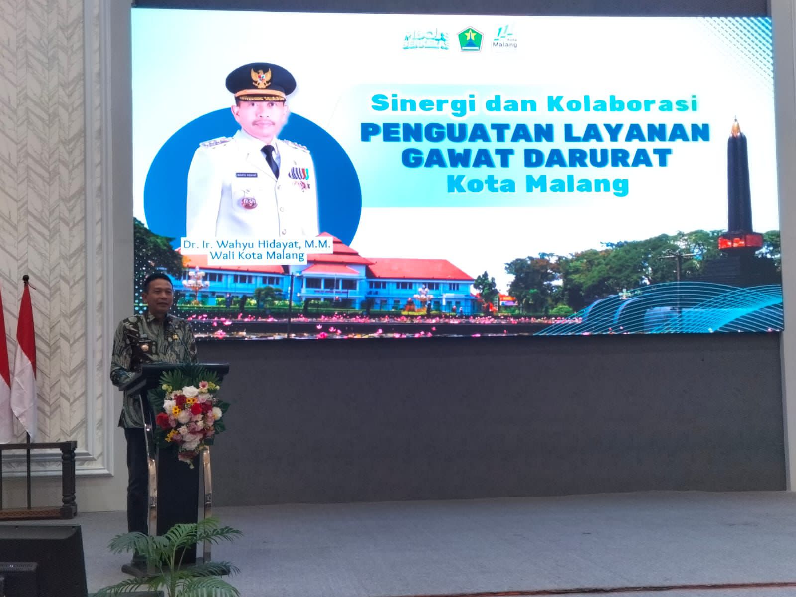 Kado HKN, Pemkot Malang Apresiasi Tim Kesehatan Porprov Jatim IX dan Tegaskan Penguatan Layanan Gawat Darurat  KOTA MALANG – Pemerintah Kota (Pemkot) Malang memberikan apresiasi kepada tim kesehatan yang telah berperan besar dalam kesuksesan Pekan Olahraga Provinsi (Porprov) Jawa Timur IX Tahun 2025. Penghargaan tersebut diserahkan dalam kegiatan bertajuk “Sinergi dan Kolaborasi Penguat Layanan Gawat Darurat” yang digelar di The Aliante Hotel, Jumat (13/11/2025), bertepatan dengan momentum Hari Kesehatan Nasional (HKN).  Kegiatan ini dihadiri oleh Wali Kota Malang Dr. Ir. Wahyu Hidayat, MM, Kepala Dinas Kesehatan Kota Malang dr. Husnul Muarif, MKes, serta Kepala Disporapar Kota Malang Baihaqi, S.STP, M.AP. Puluhan tenaga medis, perwakilan rumah sakit, puskesmas, klinik, dan fasilitas kesehatan lainnya turut hadir menerima sertifikat penghargaan atas dedikasi mereka selama pelaksanaan Porprov Jatim IX di Kota Malang.  Dalam sambutannya, Wali Kota Malang Wahyu Hidayat menyampaikan apresiasi tinggi atas kinerja seluruh tenaga kesehatan yang dinilai berperan penting dalam menjaga kelancaran dan keselamatan para atlet maupun panitia selama Porprov berlangsung.  “Saya menyampaikan terima kasih sebesar-besarnya kepada tim kesehatan Kota Malang yang telah sukses mengawal Porprov IX 2025. Selamat memperingati Hari Kesehatan Nasional. Semoga tim kesehatan Kota Malang semakin solid dan siap menyambut Porprov berikutnya di Surabaya pada 2027 mendatang,” ujar Wahyu.  Wahyu menegaskan, keberhasilan Kota Malang sebagai salah satu tuan rumah Porprov Jatim IX menjadi bukti nyata kekompakan lintas sektor, termasuk kesiapsiagaan tenaga medis di lapangan yang mampu memberikan layanan cepat, tanggap, dan profesional.  Sementara itu, Kepala Dinas Kesehatan Kota Malang dr. Husnul Muarif, MKes menuturkan bahwa kegiatan ini tak hanya menjadi ajang apresiasi, tetapi juga momentum evaluasi untuk memperkuat sistem layanan gawat darurat terpadu di Kota Malang.  “Acara ini merupakan bagian dari peringatan Hari Kesehatan Nasional sekaligus bentuk penghargaan bagi para pahlawan medis yang berkontribusi besar dalam kesuksesan Porprov IX. Ini menjadi bekal berharga bagi kami untuk memperkuat sinergi menjelang Porprov berikutnya di Surabaya,” ungkap Husnul.  Husnul menambahkan, selama Porprov Jatim IX, Dinas Kesehatan Kota Malang mengerahkan jaringan pelayanan kesehatan yang terdiri atas 28 rumah sakit, 77 klinik, 16 puskesmas, dan 1 Layanan Kesehatan Daerah (Lakesda). Seluruhnya berkolaborasi dalam sistem siaga gawat darurat yang tersebar di setiap venue pertandingan.  “Kesiapan dan kerja sama lintas fasilitas kesehatan menjadi kunci keberhasilan pelayanan darurat di lapangan. Ke depan, kolaborasi ini akan terus kami tingkatkan agar sistem kegawatdaruratan di Kota Malang semakin kuat dan responsif,” tambahnya.  Pemkot Malang menegaskan, semangat kolaborasi lintas sektor tersebut menjadi kado istimewa pada peringatan HKN ke-61, sejalan dengan tema nasional “Transformasi Kesehatan untuk Indonesia Maju.” Langkah ini juga menjadi bagian dari komitmen daerah dalam memperkuat ketahanan sistem kesehatan dan memastikan setiap kegiatan besar di Kota Malang mendapat dukungan layanan medis yang prima.