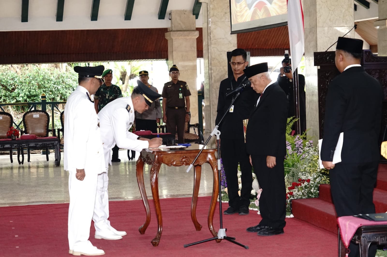 Bupati LIRA Malang Kritik Pelantikan 186 Pejabat : Soroti Transparansi dan Sistem Merit Pemkab Malang Bupati LIRA Malang Kritik Pelantikan 186 Pejabat : Soroti Transparansi dan Sistem Merit Pemkab Malang