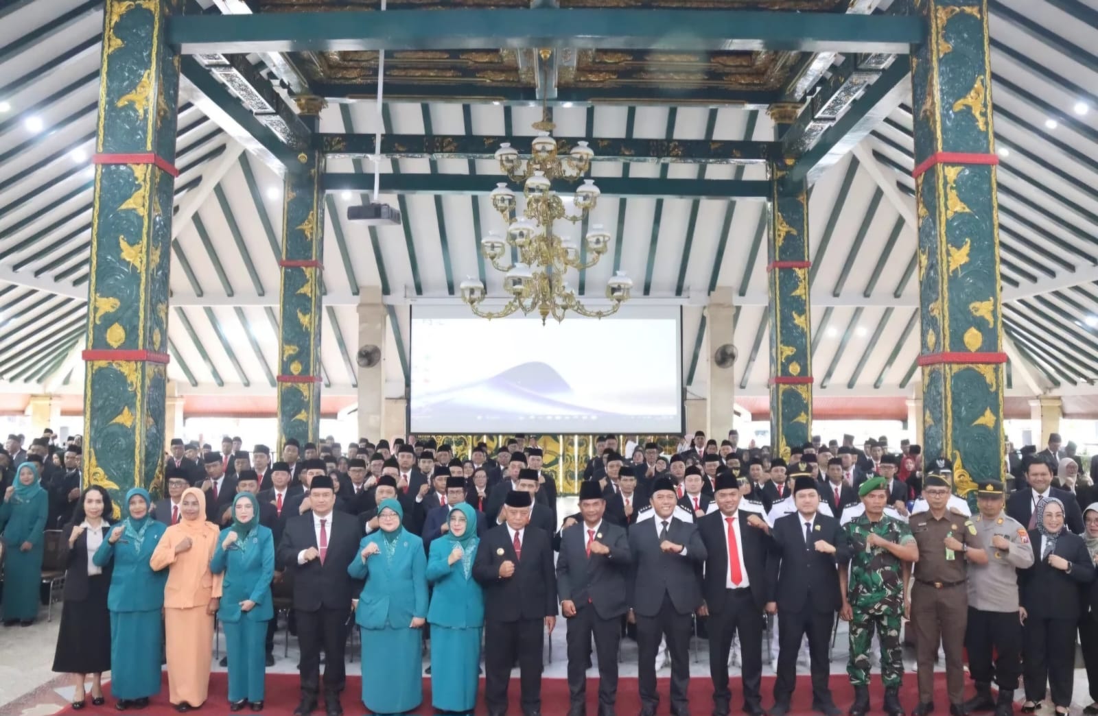 Mutasi Yang Terkesan Serampangan Pemkab Malang : Ada ASN Dilantik Memakai Seragam PKK Mutasi Yang Terkesan Serampangan Pemkab Malang : Ada ASN Dilantik Memakai Seragam PKK