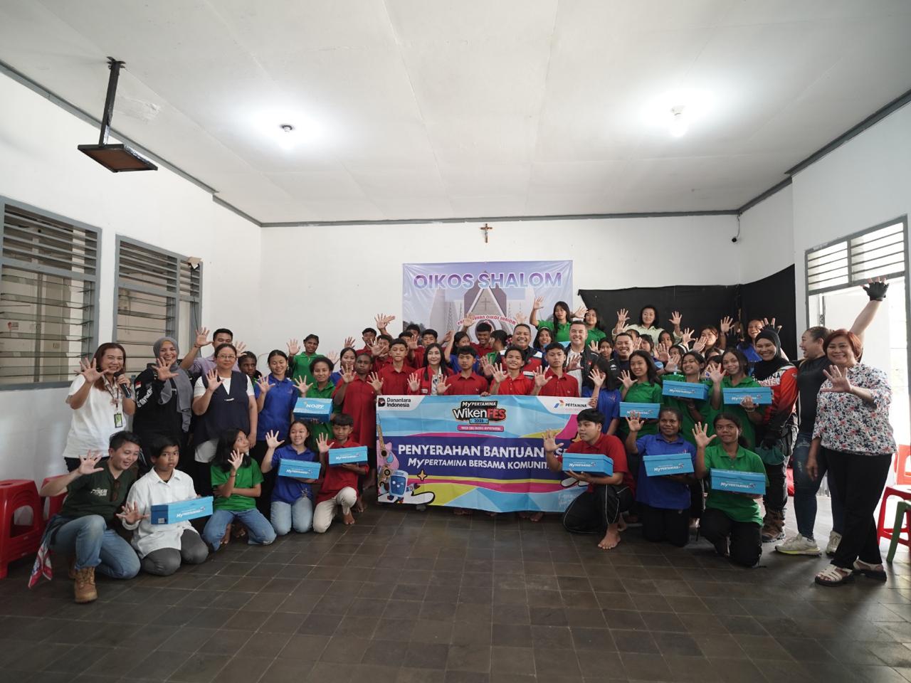 Pertamina Patra Niaga Salurkan 500 Pasang Sepatu dan Paket Sembako untuk Yayasan dan Sekolah di Malang dan Pasuruan