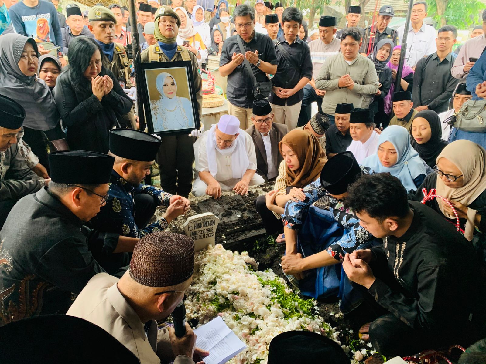 Jenazah Istri Wali Kota Malang, Hanik Andriani Wahyu Hidayat, Disalatkan di Masjid Besar Quba