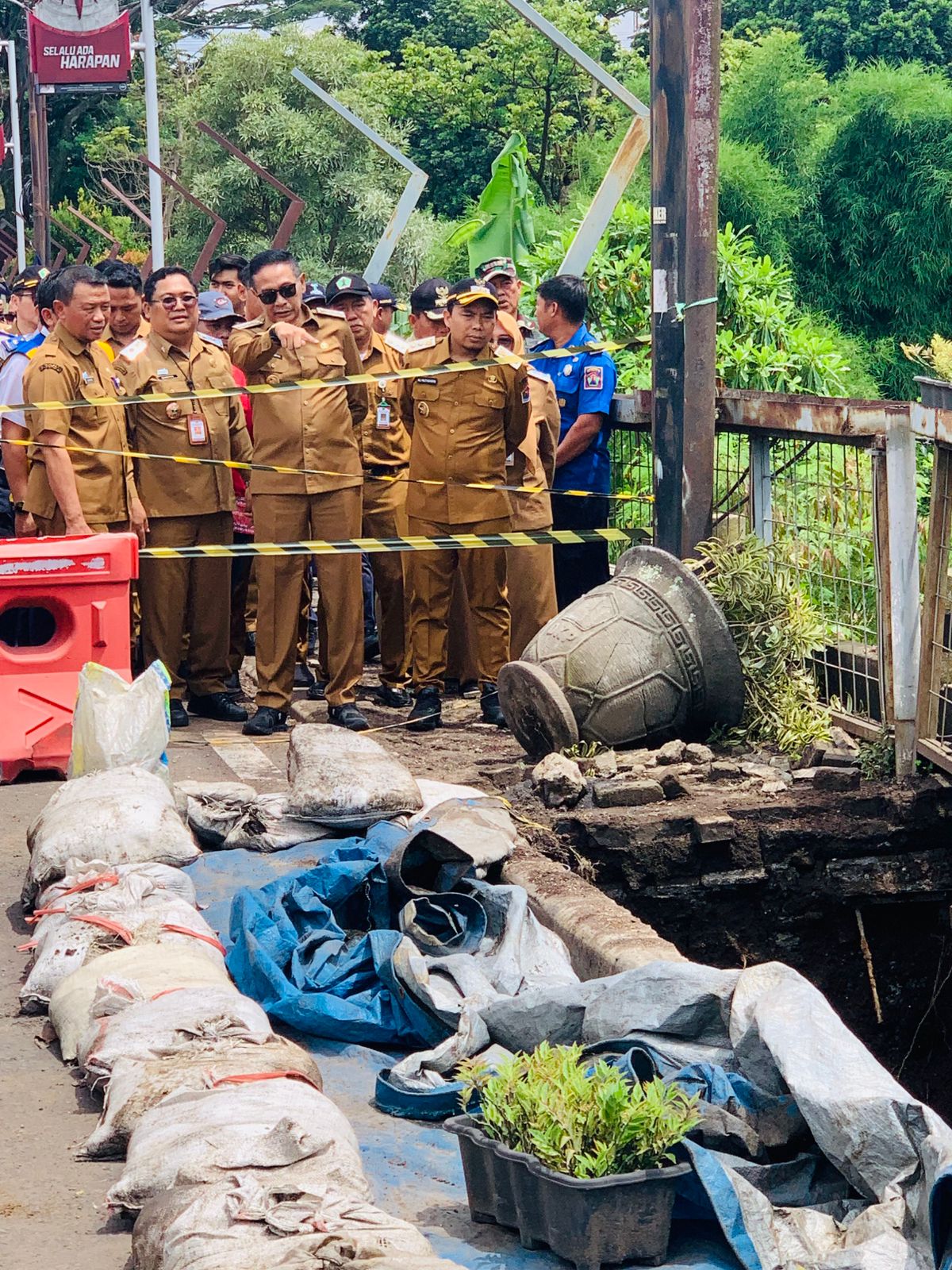 Wali Kota Malang Tinjau Kerusakan Jembatan Brantas, Instruksikan Penanganan Cepat dan Terkoordinasi Wali Kota Malang Tinjau Kerusakan Jembatan Brantas, Instruksikan Penanganan Cepat dan Terkoordinasi