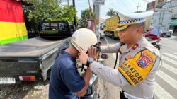 Operasi Zebra Semeru 2025, Polresta Malang Kota Bagikan 100 Helm Gratis untuk Pengendara