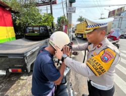 Operasi Zebra Semeru 2025, Polresta Malang Kota Bagikan 100 Helm Gratis untuk Pengendara