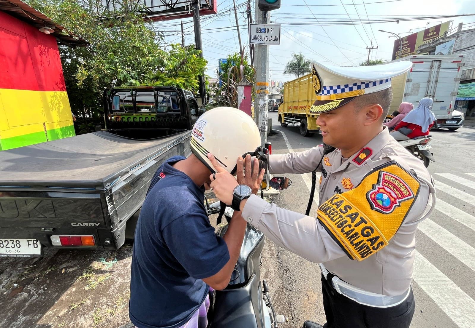 Operasi Zebra Semeru 2025, Polresta Malang Kota Bagikan 100 Helm Gratis untuk Pengendara