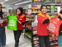 HUT ke 24 Kota Batu, Alfamart Bagikan Tas Go Green untuk Kurangi Sampah Plastik