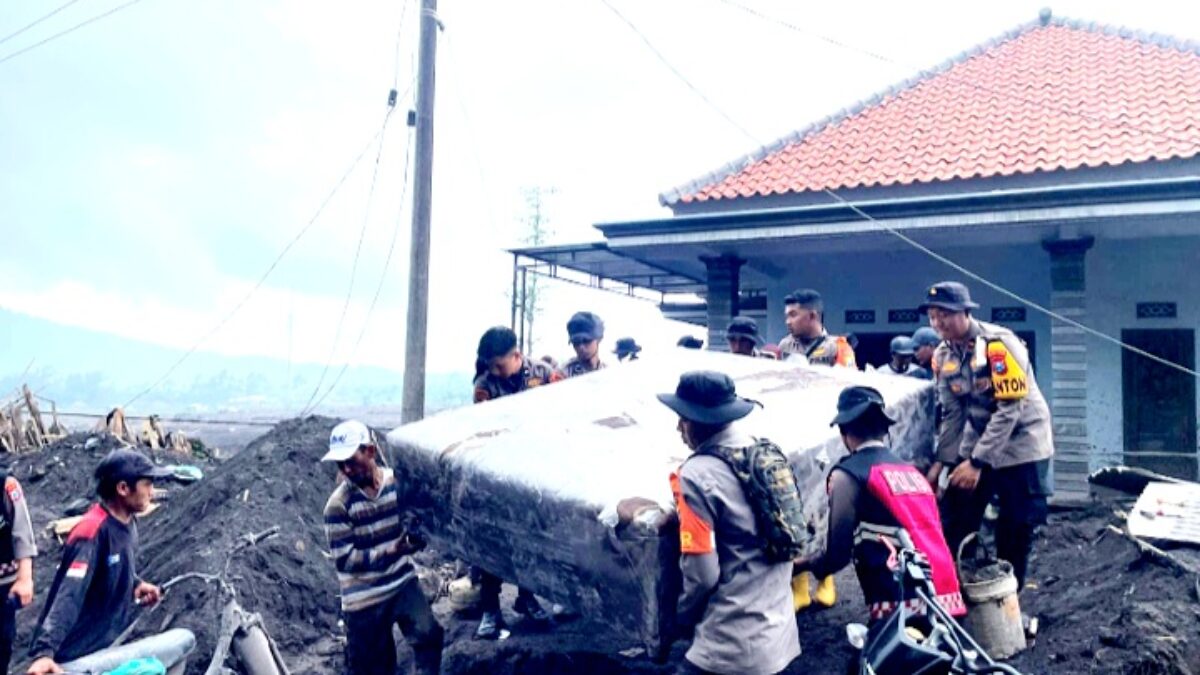 Polri Perkuat Operasi Kemanusiaan Untuk Warga Terdampak Erupsi Semeru