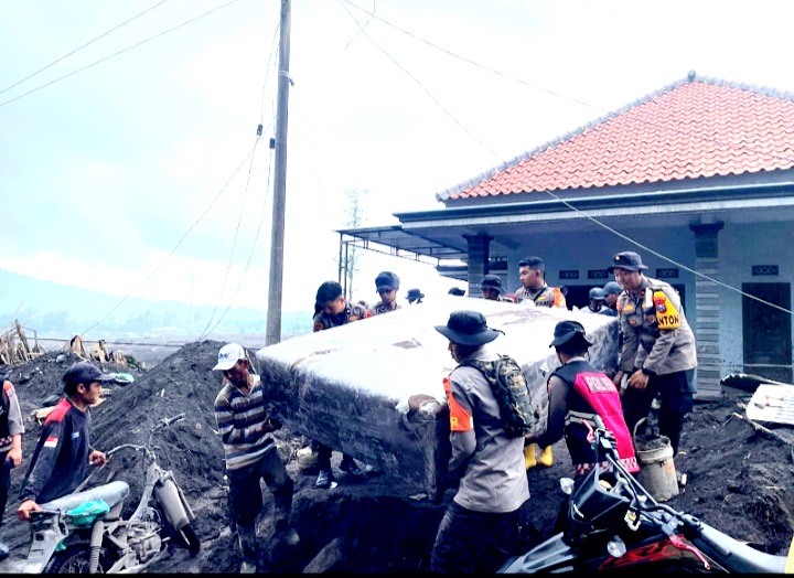 Polri Perkuat Operasi Kemanusiaan Untuk Warga Terdampak Erupsi Semeru