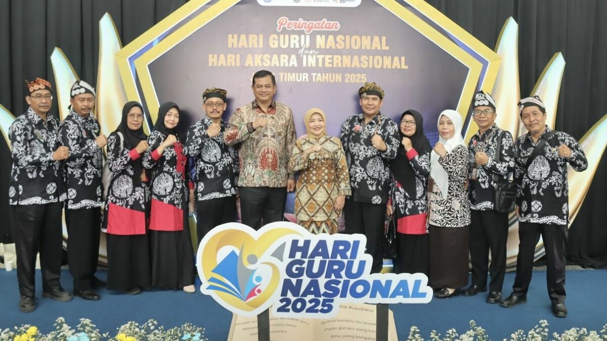 Gubernur Khofifah Apresiasi Peran Guru di Era Digital dalam Peringatan HGN dan HAI 2025 Surabaya