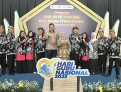 Gubernur Khofifah Apresiasi Peran Guru di Era Digital dalam Peringatan HGN dan HAI 2025 Surabaya