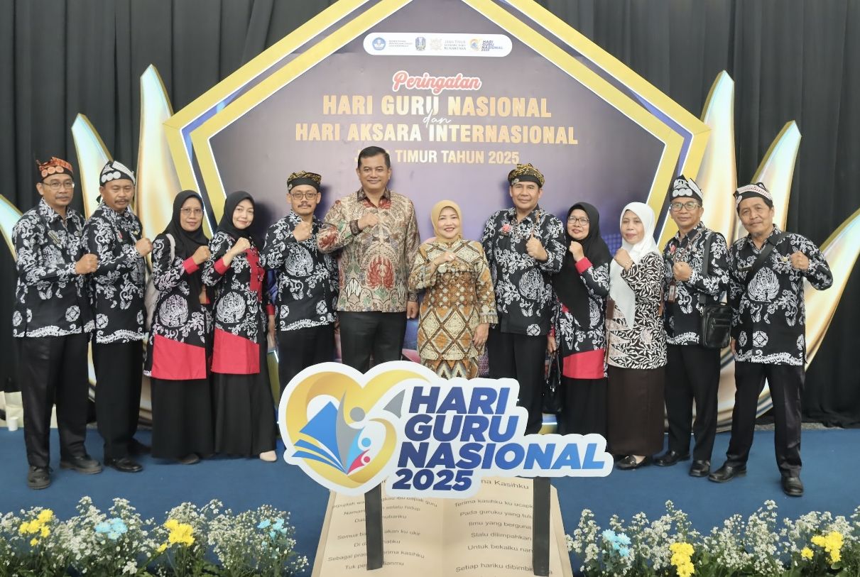Gubernur Khofifah Apresiasi Peran Guru di Era Digital dalam Peringatan HGN dan HAI 2025 Surabaya Gubernur Khofifah Apresiasi Peran Guru di Era Digital dalam Peringatan HGN dan HAI 2025 Surabaya