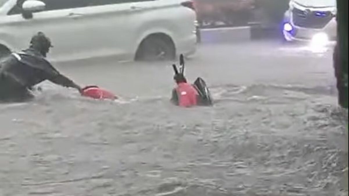 Banjir Deras Sapu Jalan Letjen Sutoyo Malang, Motor Terseret dan Warga Dievakuasi