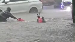 Banjir Deras Sapu Jalan Letjen Sutoyo Malang, Motor Terseret dan Warga Dievakuasi