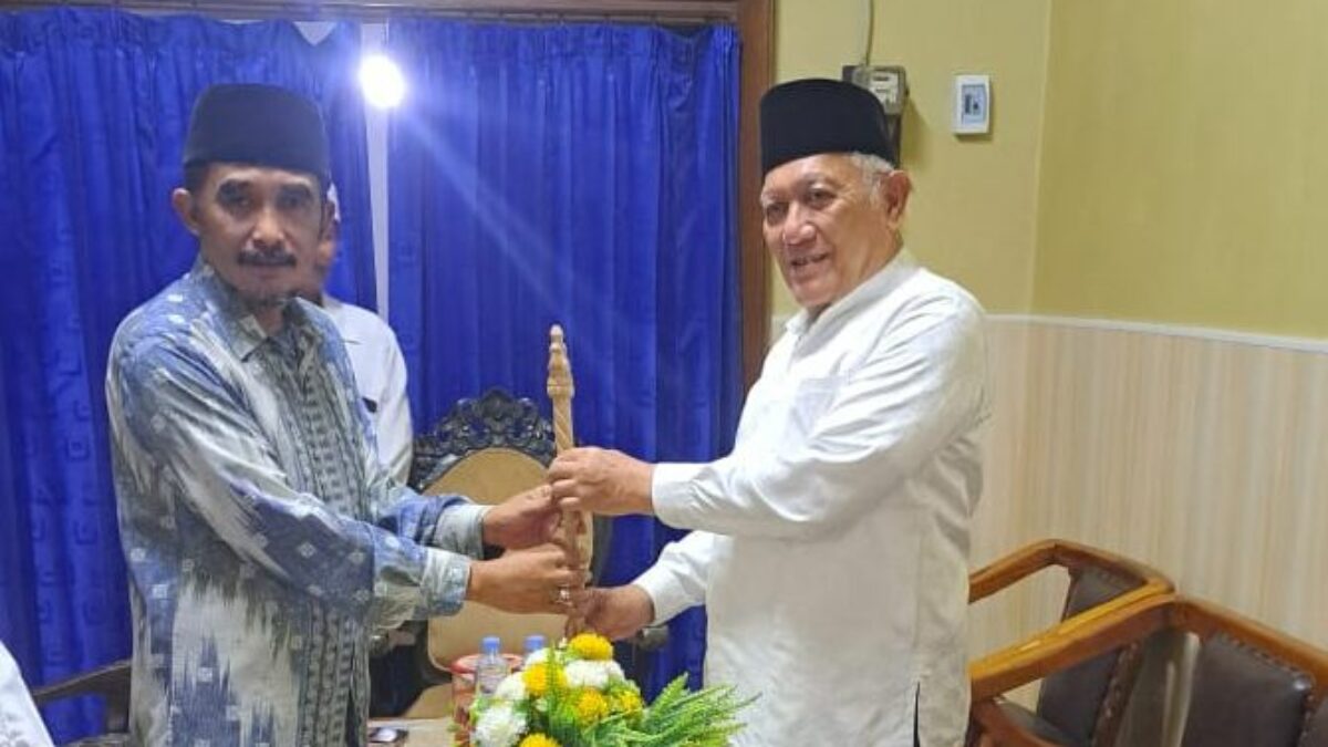 Akhiri Polemik PBNU, Inisiator Hari Santri Beri Tongkat Zaitun ke Gus Kikin