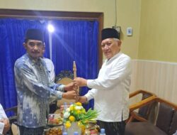 Akhiri Polemik PBNU, Inisiator Hari Santri Beri Tongkat Zaitun ke Gus Kikin