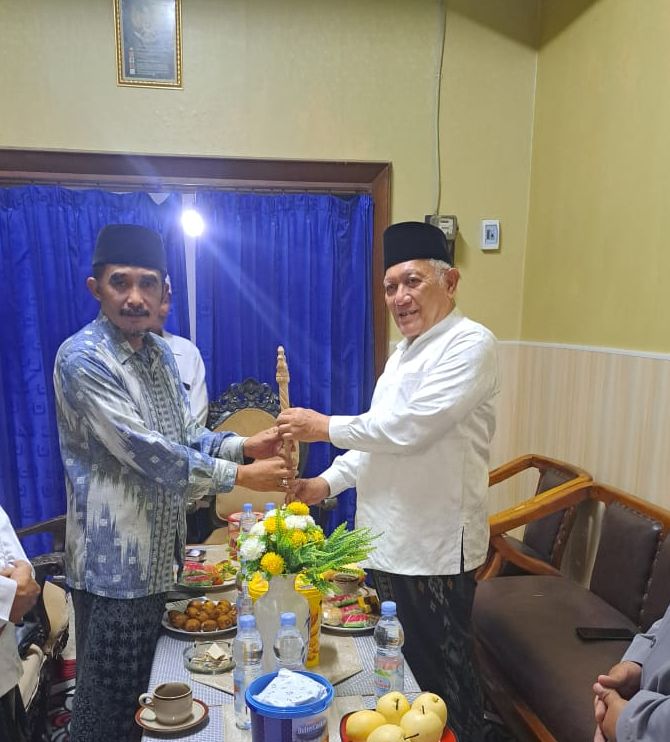 Akhiri Polemik PBNU, Inisiator Hari Santri Beri Tongkat Zaitun ke Gus Kikin Akhiri Polemik PBNU, Inisiator Hari Santri Beri Tongkat Zaitun ke Gus Kikin