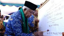 Bupati Malang Launching Madrasah Membatik, Siswa MTsN 7 Tumpang Membatik 1 Kilometer