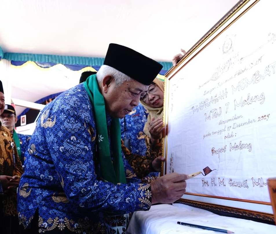 Bupati Malang Launching Madrasah Membatik, Siswa MTsN 7 Tumpang Membatik 1 Kilometer