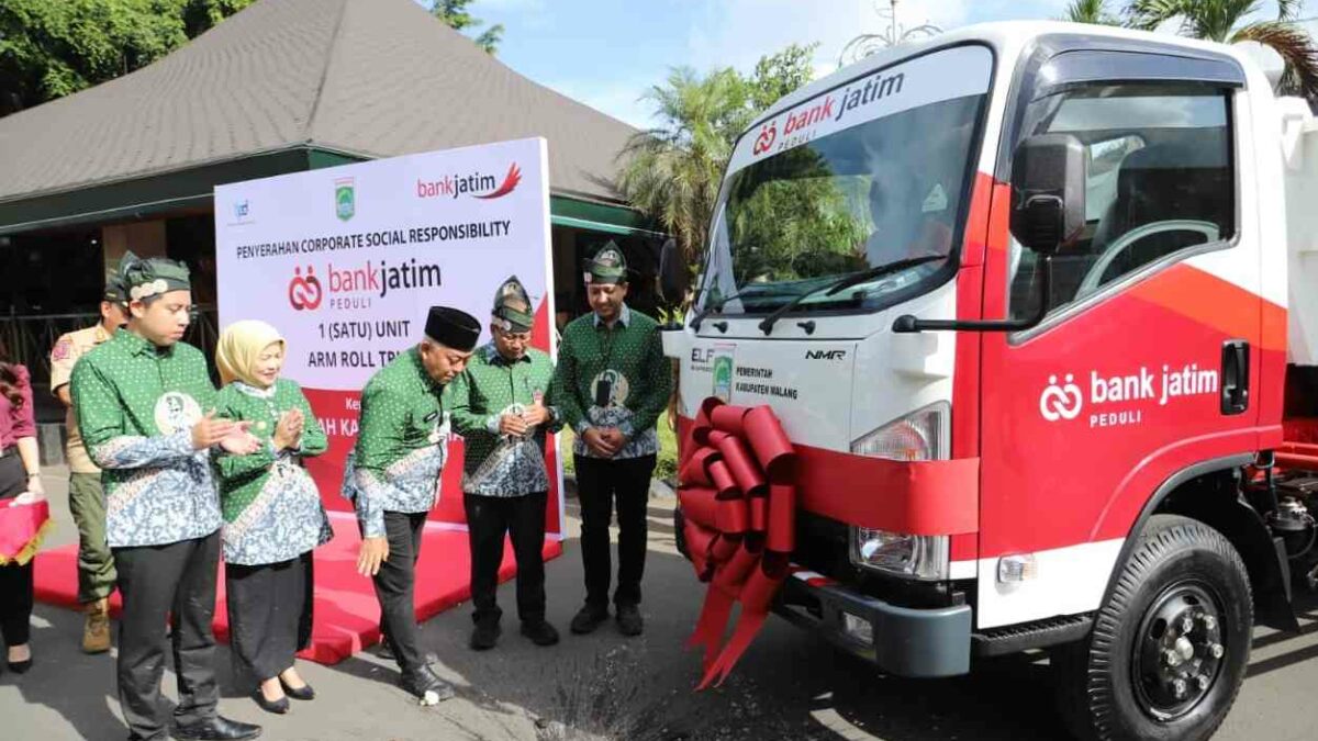 Bupati Malang Terima CSR Arm Roll Truck dari Bank Jatim, Perkuat Pengelolaan Sampah