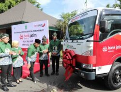 Bupati Malang Terima CSR Arm Roll Truck dari Bank Jatim, Perkuat Pengelolaan Sampah