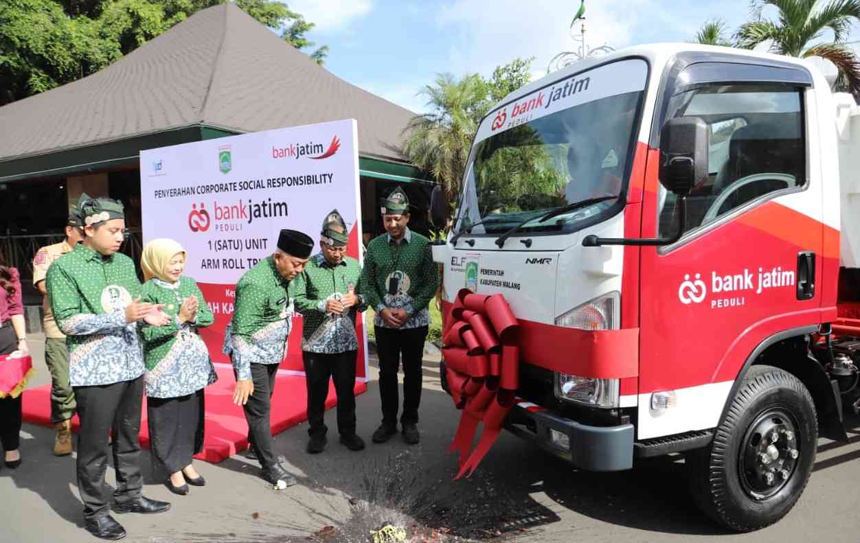 Bupati Malang Terima CSR Arm Roll Truck dari Bank Jatim, Perkuat Pengelolaan Sampah Bupati Malang Terima CSR Arm Roll Truck dari Bank Jatim, Perkuat Pengelolaan Sampah
