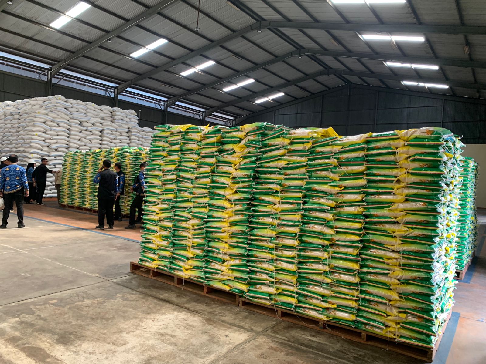 Stok Beras Bulog Malang Tembus 28 Ribu Ton, Dijamin Aman hingga 6 Bulan Stok Beras Bulog Malang Tembus 28 Ribu Ton, Dijamin Aman hingga 6 Bulan