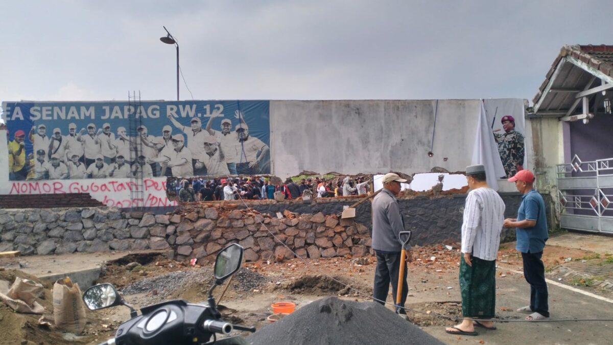 Masih Proses Gugatan di Pengadilan, Tembok Perumahan Griya Shanta Akhirnya Dibongkar Paksa Orang Tidak Dikenal Masih Proses Gugatan di Pengadilan, Tembok Perumahan Griya Shanta Akhirnya Dibongkar Paksa Orang Tidak Dikenal
