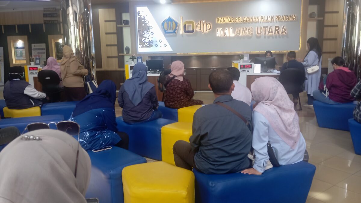 Akhir Tahun, Server Coretax Down Ratusan Warga Padati Kantor Pelayanan Pajak Pratama