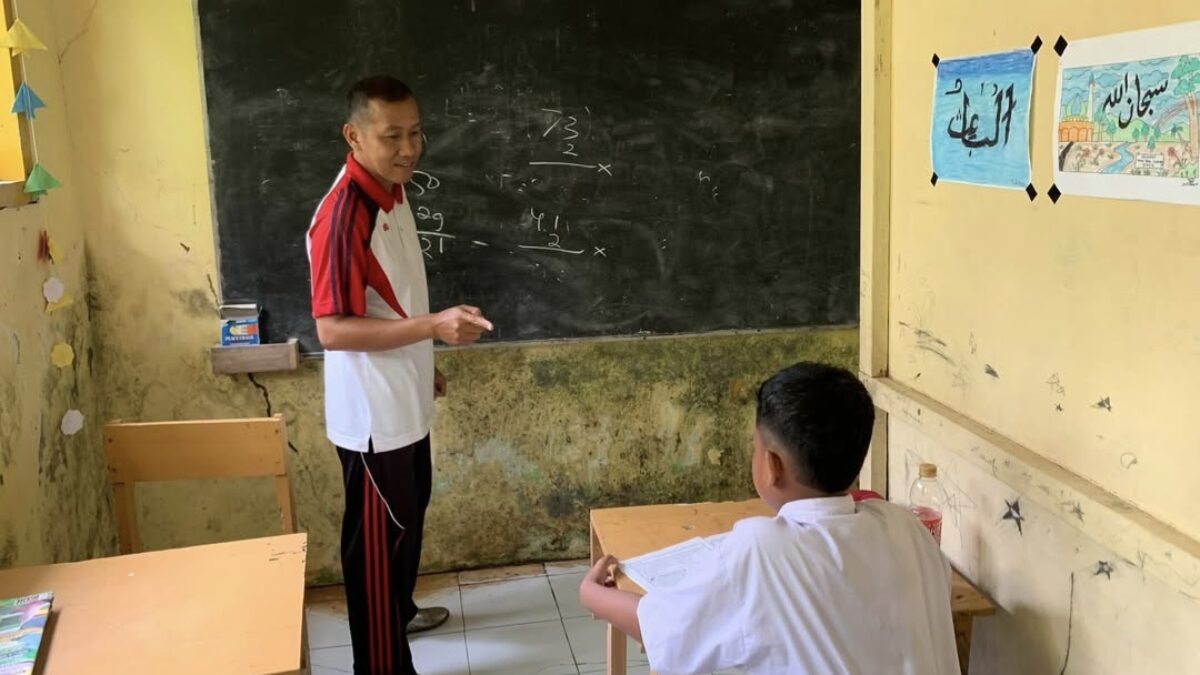 Mengajar Hanya 1 Siswa, Kisah Guru di SD Malang Ini Bikin Haru Mengajar Hanya 1 Siswa, Kisah Guru di SD Malang Ini Bikin Haru