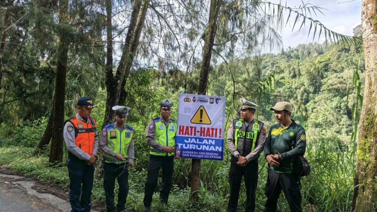 Sering Terjadi Kecelakaan, Jalur Rawan Bromo Dipasangi Banner Peringatan Sering Terjadi Kecelakaan, Jalur Rawan Bromo Dipasangi Banner Peringatan