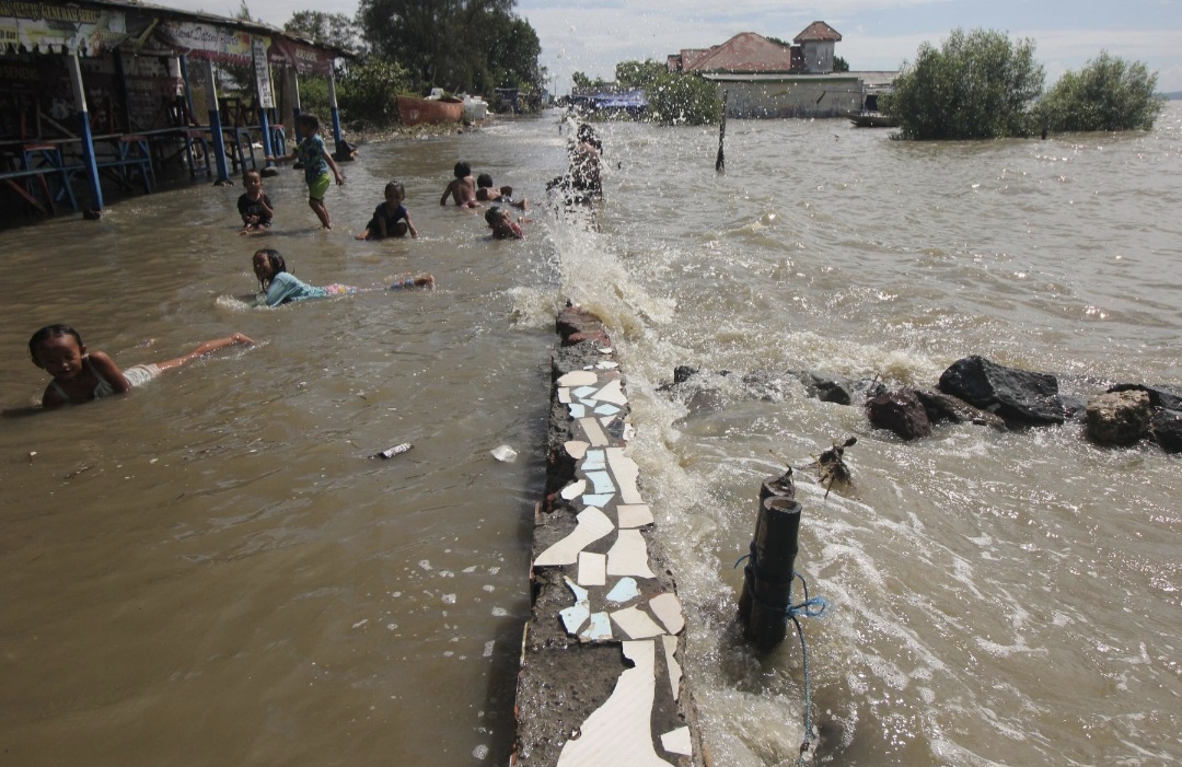 Waspada! Banjir Rob Ancam Pesisir Jatim hingga 23 Desember, Tinggi Air Capai 1,8 Meter