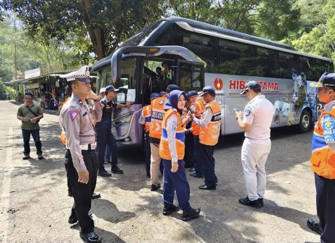 Libur Nataru, Bus Wisata Masuk Kota Batu Disisir Polisi demi Keamanan Pengunjung