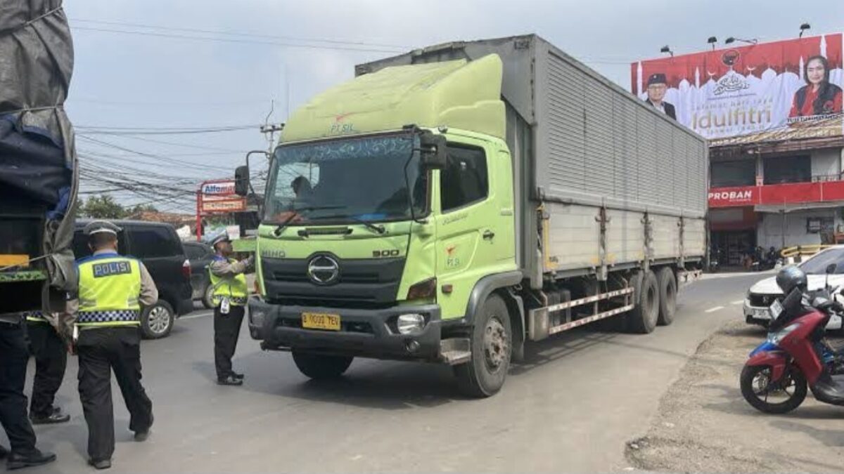 Truk Sumbu Tiga Dilarang Melintas di Malang hingga Awal 2026