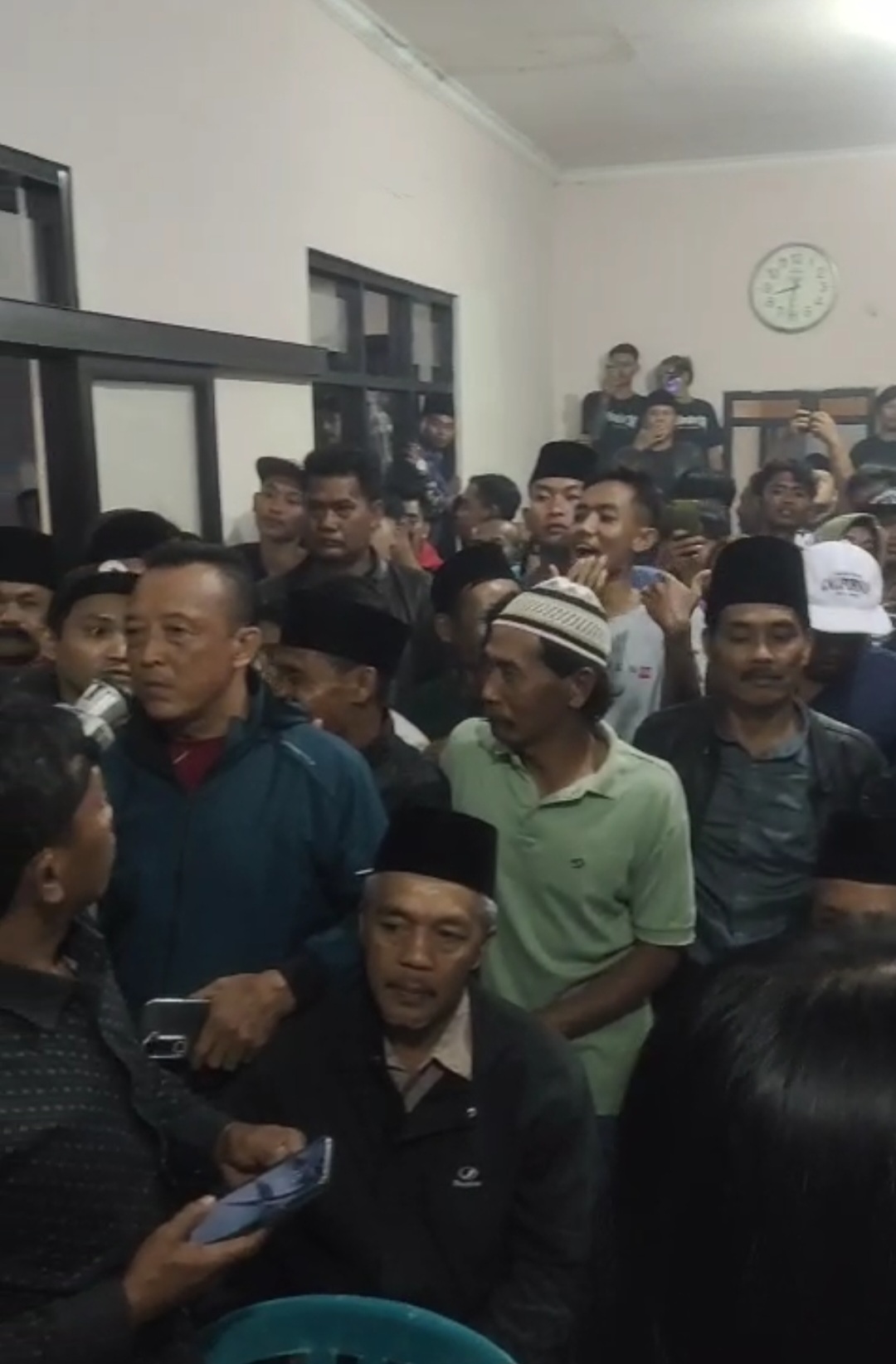 Kepala Desa Sumber Kradenan Mengundurkan Diri Usai Aksi Unjuk Rasa Balai Desa Kepala Desa Sumber Kradenan Mengundurkan Diri Usai Aksi Unjuk Rasa Balai Desa