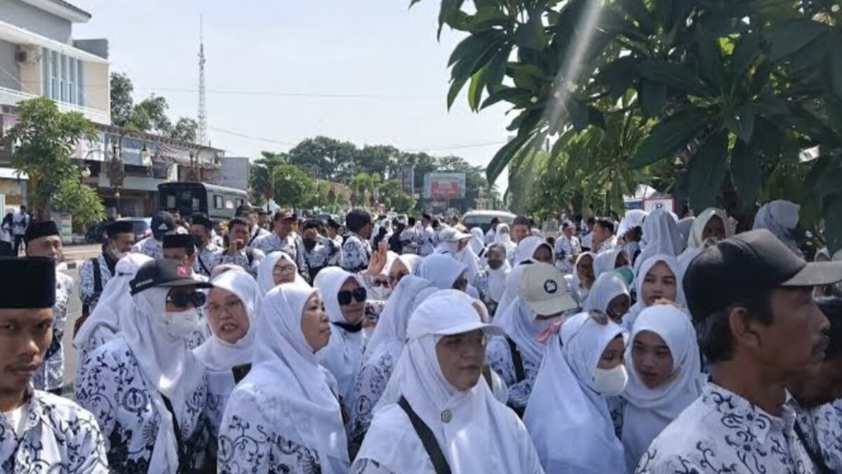 Mutasi Kepsek Dipersoalkan, Ribuan Guru di Ponorogo Turun ke Jalan Tuntut Jawaban Gubernur