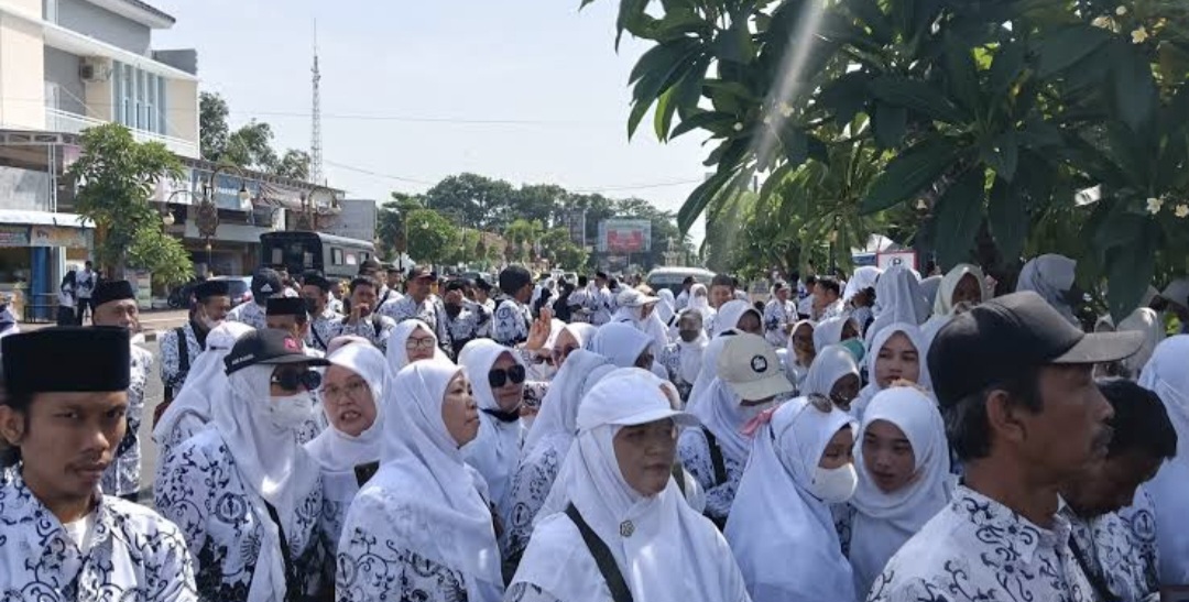 Mutasi Kepsek Dipersoalkan, Ribuan Guru di Ponorogo Turun ke Jalan Tuntut Jawaban Gubernur Mutasi Kepsek Dipersoalkan, Ribuan Guru di Ponorogo Turun ke Jalan Tuntut Jawaban Gubernur