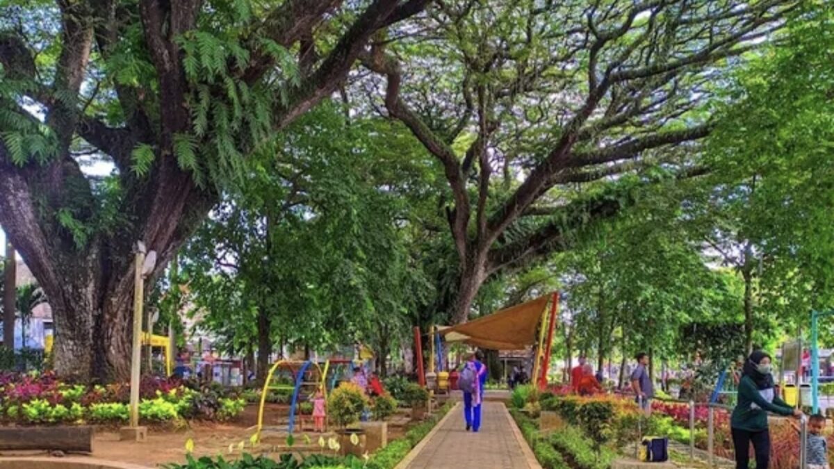 Akhir Tahun Ramai, Taman Kota Malang Tetap Dibuka Tanpa Pagar Akhir Tahun Ramai, Taman Kota Malang Tetap Dibuka Tanpa Pagar