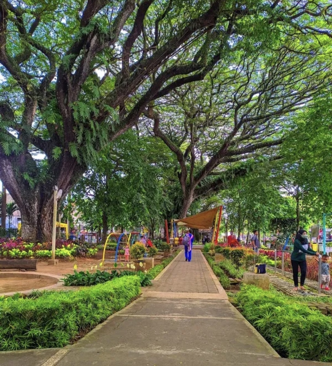 Akhir Tahun Ramai, Taman Kota Malang Tetap Dibuka Tanpa Pagar Akhir Tahun Ramai, Taman Kota Malang Tetap Dibuka Tanpa Pagar