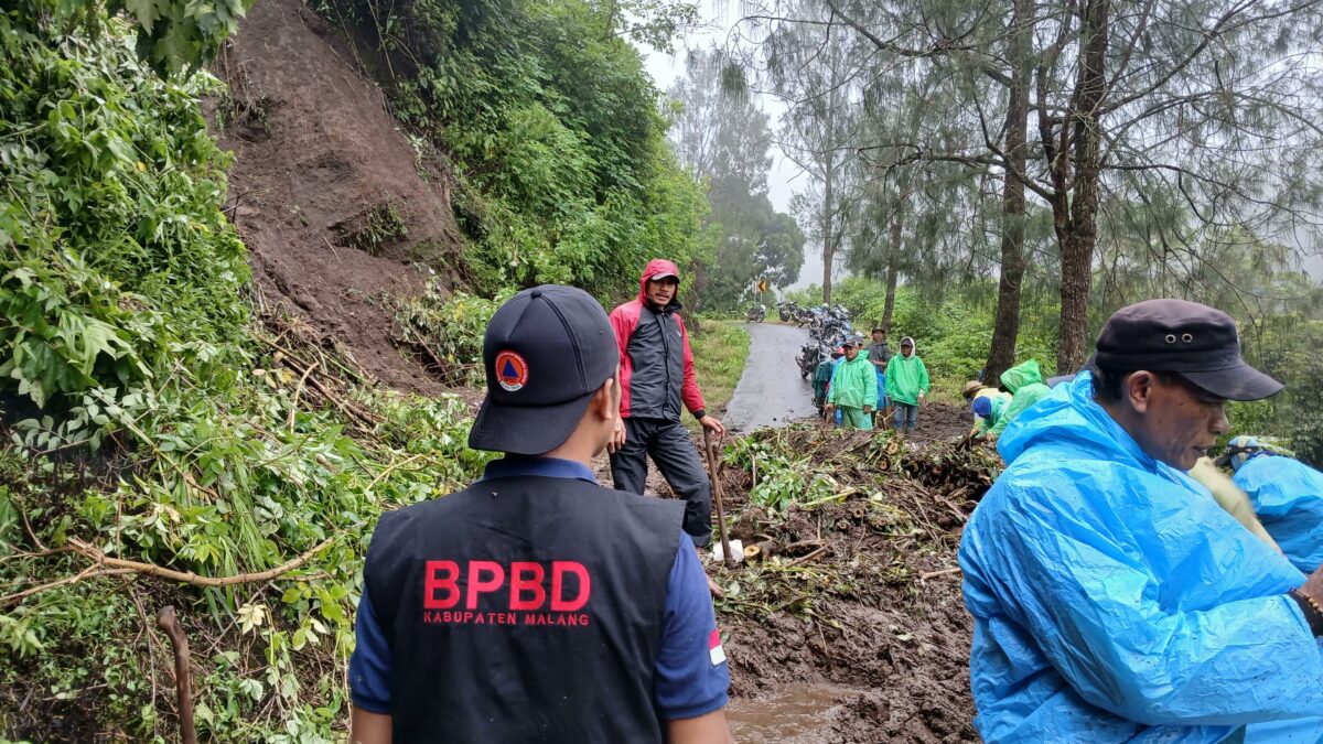 Akses Bromo via Gubugklakah Mulai Bisa Dilalui, BPBD Masih Tangani Longsor Akses Bromo via Gubugklakah Mulai Bisa Dilalui, BPBD Masih Tangani Longsor