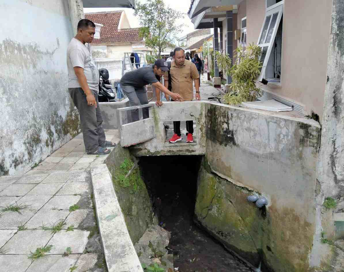 Drainase Dicekik Bangunan, Banjir Setinggi Dada Jadi Teror Tahunan Warga Lowokwaru