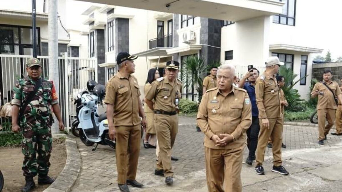 Bupati Malang Tinjau Perbaikan Jalan Banjararum Singosari untuk Akses Sekolah Bupati Malang Tinjau Perbaikan Jalan Banjararum Singosari untuk Akses Sekolah