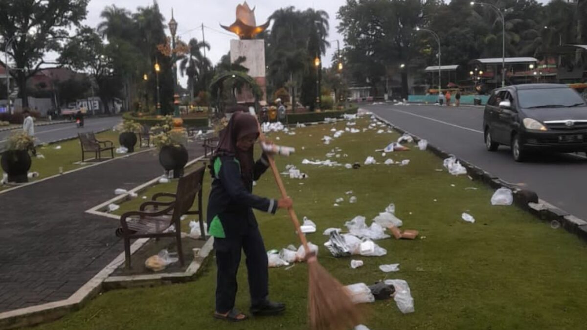 DLH Kota Malang Mengangkut 600 Ton Sampah Pascaperayaan Tahun Baru 2026