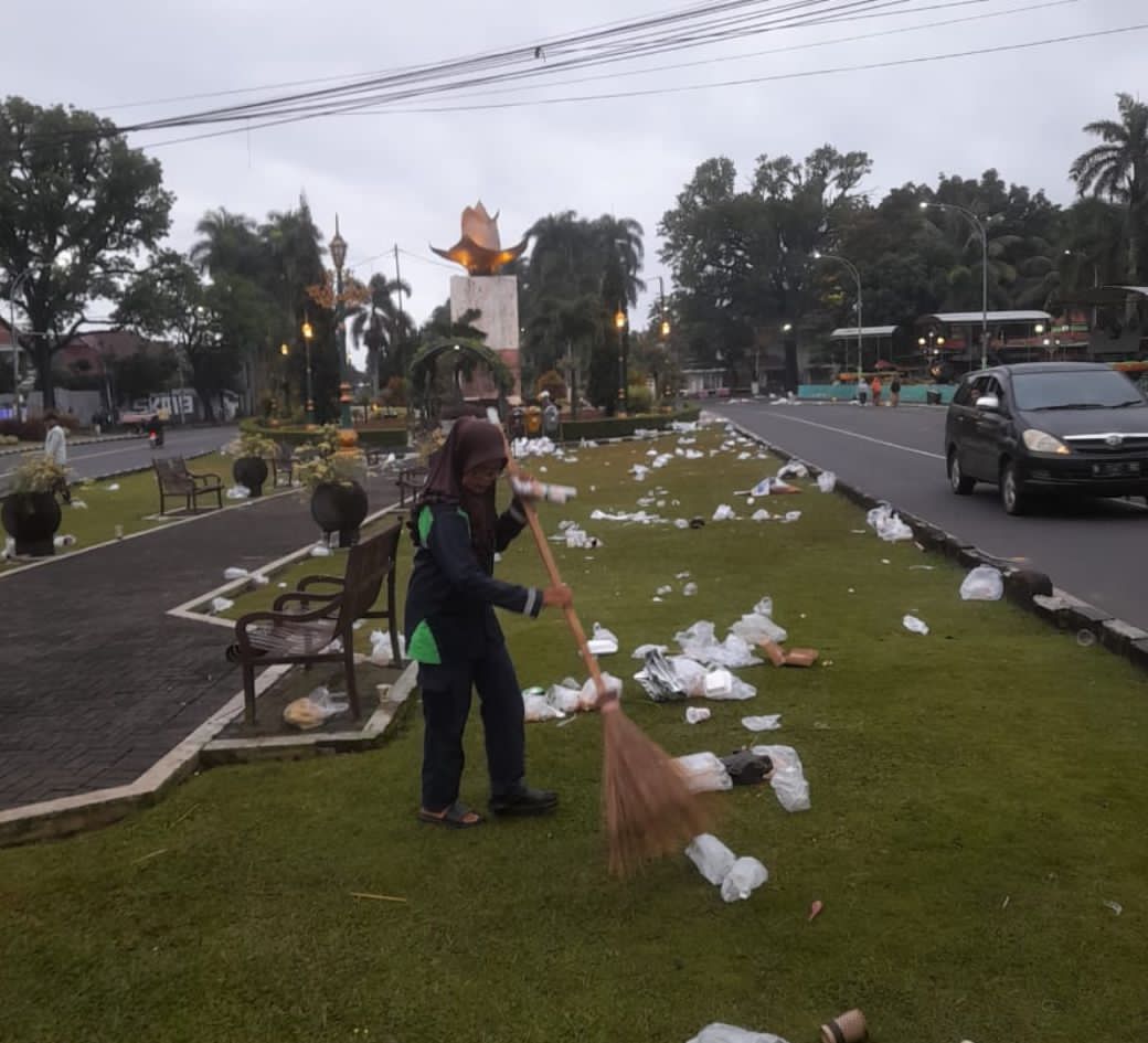 DLH Kota Malang Mengangkut 600 Ton Sampah Pascaperayaan Tahun Baru 2026 DLH Kota Malang Mengangkut 600 Ton Sampah Pascaperayaan Tahun Baru 2026